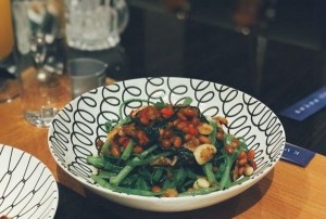 杭州KTV中的小白脸现象：职业陪唱背后的故事与争议