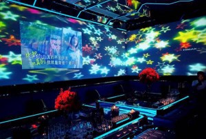 杭州兄弟情聚KTV狂欢夜：歌声笑语共叙往昔