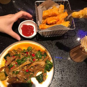 杭州高端夜场KTV男服务员：魅力服务，尊享夜色