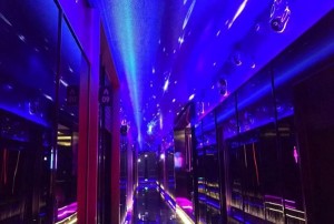 杭州KTV狂欢夜：特色酒水与精彩活动盛宴